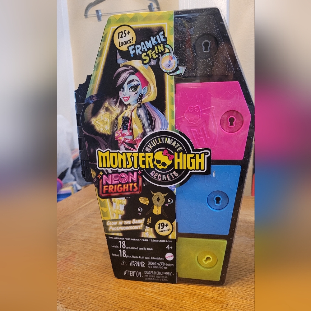 Monster High neon frights frankie stein doll Neon Frights 19 Surprises Blue